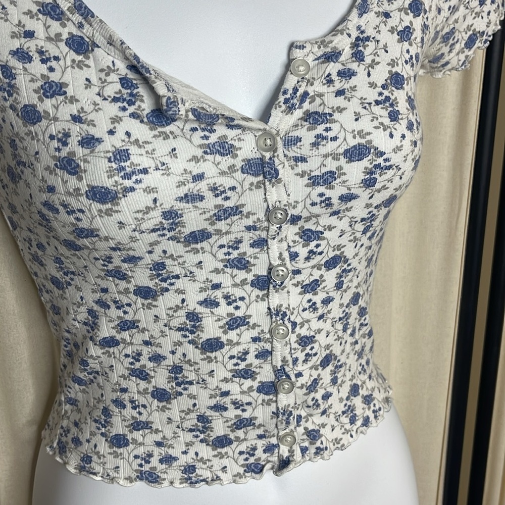 BRANDY MELVILLE WHITE & BLUE FLORAL CROP TOP ONE SIZE OR SIZE SMALL - Picture 5 of 9